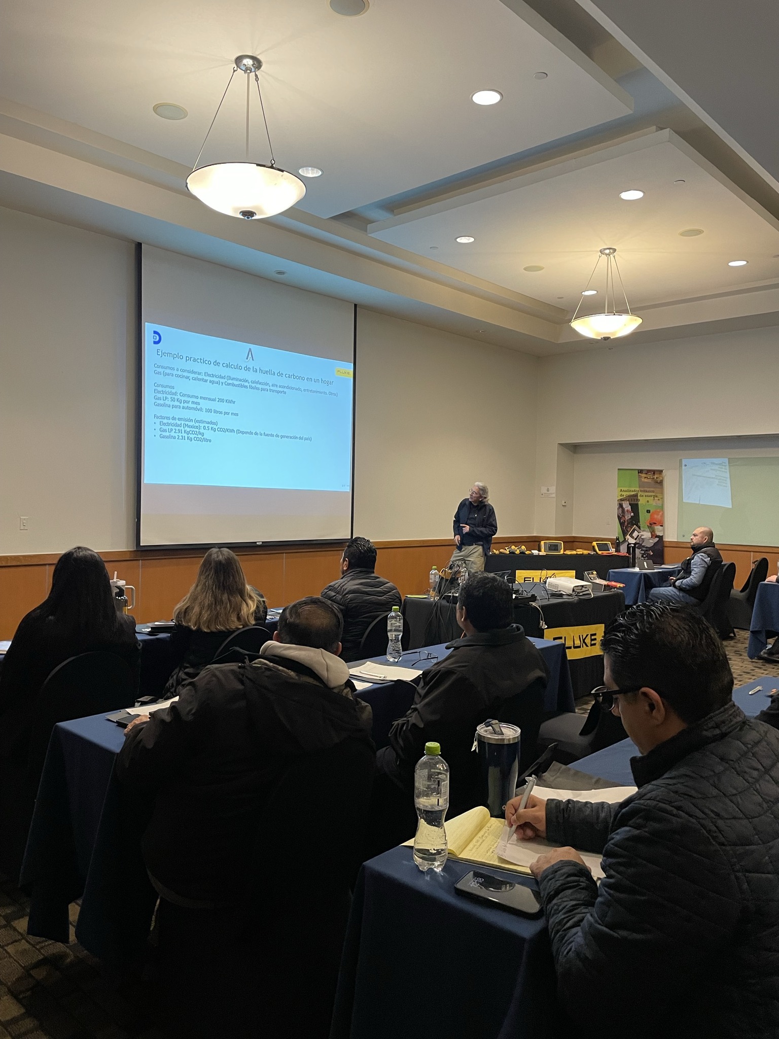 Arrega Industrial impulsa la sostenibilidad con Seminario Fluke sobre huella de carbono en la industria