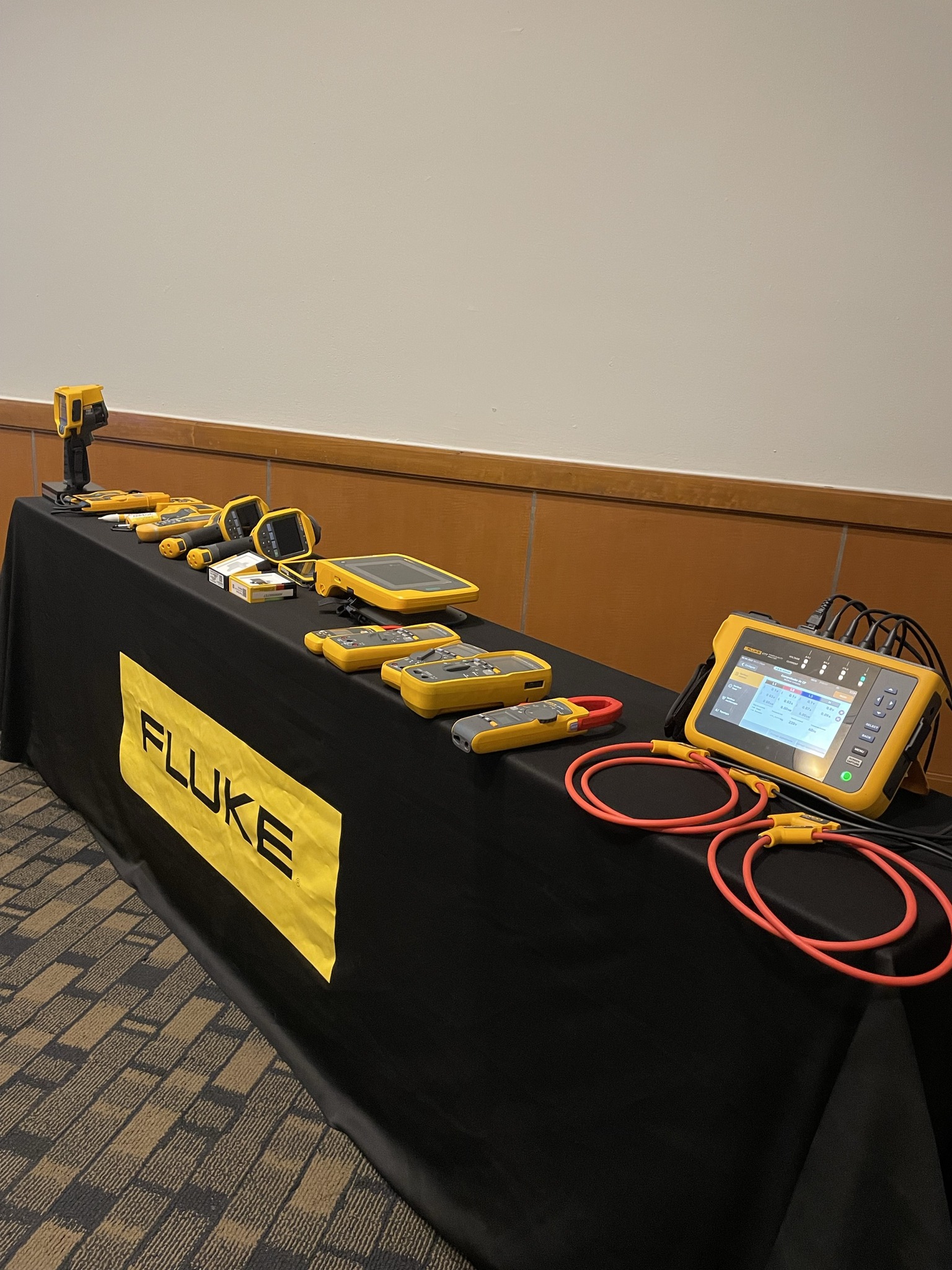 Arrega Industrial impulsa la sostenibilidad con Seminario Fluke sobre huella de carbono en la industria